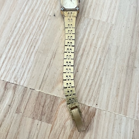 Vintage seiko ladies gold tone diamond octagonal dress watch NEW BATTERY